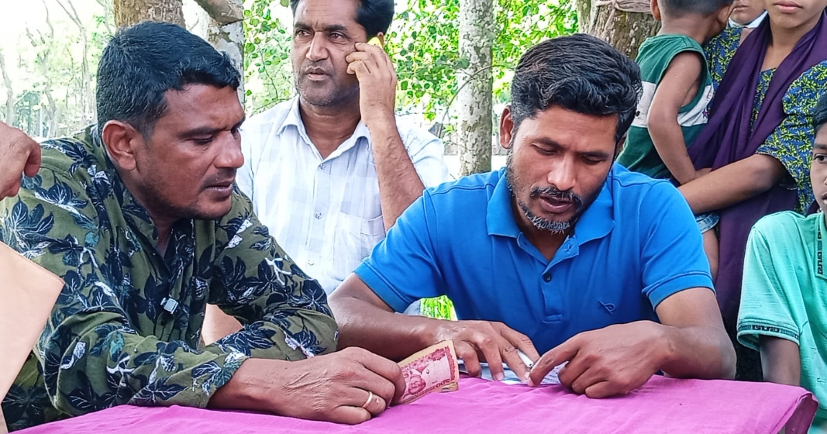 পবিত্র ঈদুল ফিতর উপলক্ষে ৩০০ টি অসহায় পরিবারের মধ্যে নগদ অর্থ বিতরণ