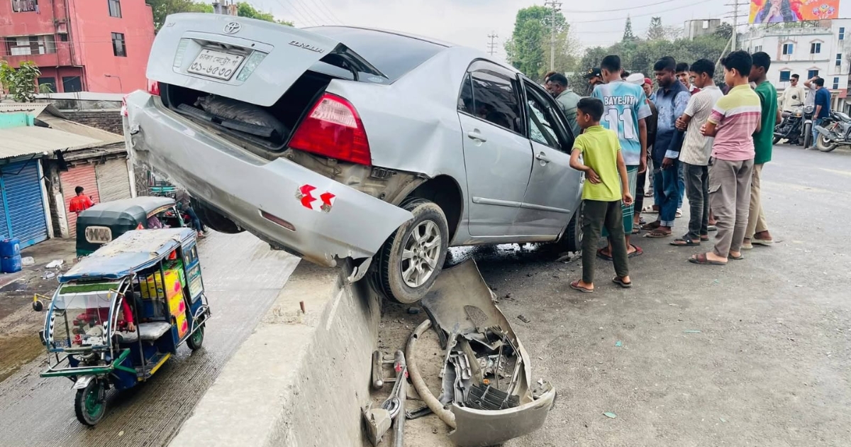 মনোহরদী আন্ডারপাসে ভয়াবহ সড়ক দুর্ঘটনা, বাস-প্রাইভেটকার মুখোমুখি সংঘর্ষ