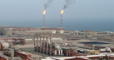 কাতারে সবচেয়ে বড় জ্বালানি অবকাঠামোতে দফায় দফায় হামলা চালাচ্ছে ইরান