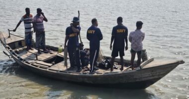 মৎস্য রক্ষা অভিযানে লঞ্চের ধাক্কায় স্পীডবোট উল্টে  নিখোঁজ ১ , আহত ৫