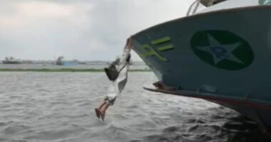 তাড়াহুড়ো করে লঞ্চে উঠতে গিয়ে নদীতে পড়ে গেলেন যাত্রী