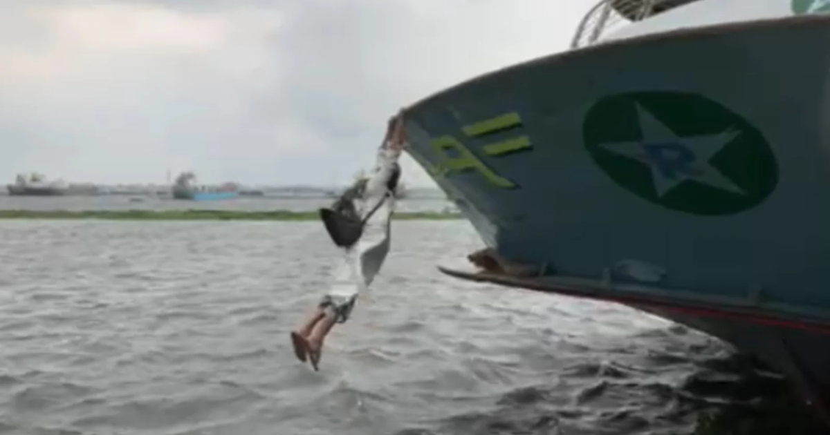 তাড়াহুড়ো করে লঞ্চে উঠতে গিয়ে নদীতে পড়ে গেলেন যাত্রী