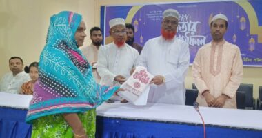ডোমারে হিলফুল ফুজুল যুব সংঘের উদ্যোগে ইফতার ও ঈদ উপহার বিতরণ