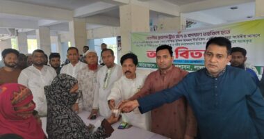 প্রধানমন্ত্রীর ত্রান তহবিলের অর্থ ভোলা-৩ আসনে স্পিকারের পক্ষ থেকে বিতরণ