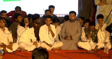 চাঁদ রাতে রাজধানীর রবীন্দ্র সরোবরে গান পরিবেশন করেছেন আসিফ মাহমুদ