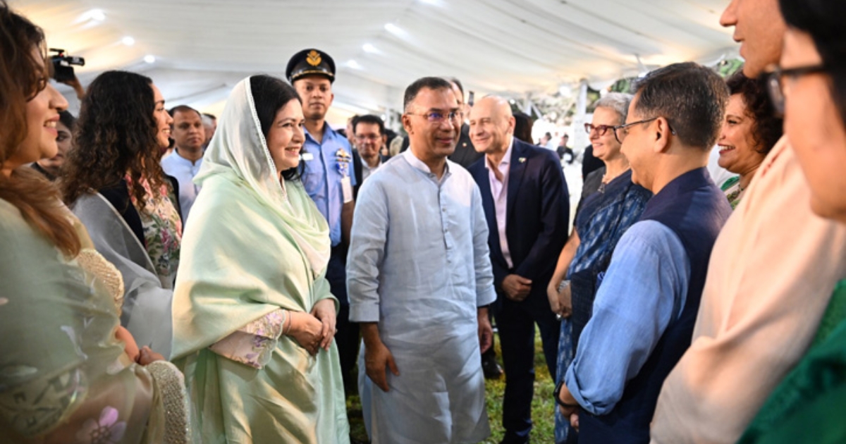 যমুনায় মানুষের ঢল, সবার সঙ্গে ঈদের শুভেচ্ছা বিনিময় করছেন প্রধানমন্ত্রী