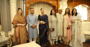 প্রধানমন্ত্রীর সঙ্গে ঈদের শুভেচ্ছা বিনিময় করলেন ড. ইউনূস