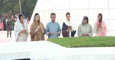 ঈদের দিনে মা-বাবার কবর জিয়ারত করলেন প্রধানমন্ত্রী