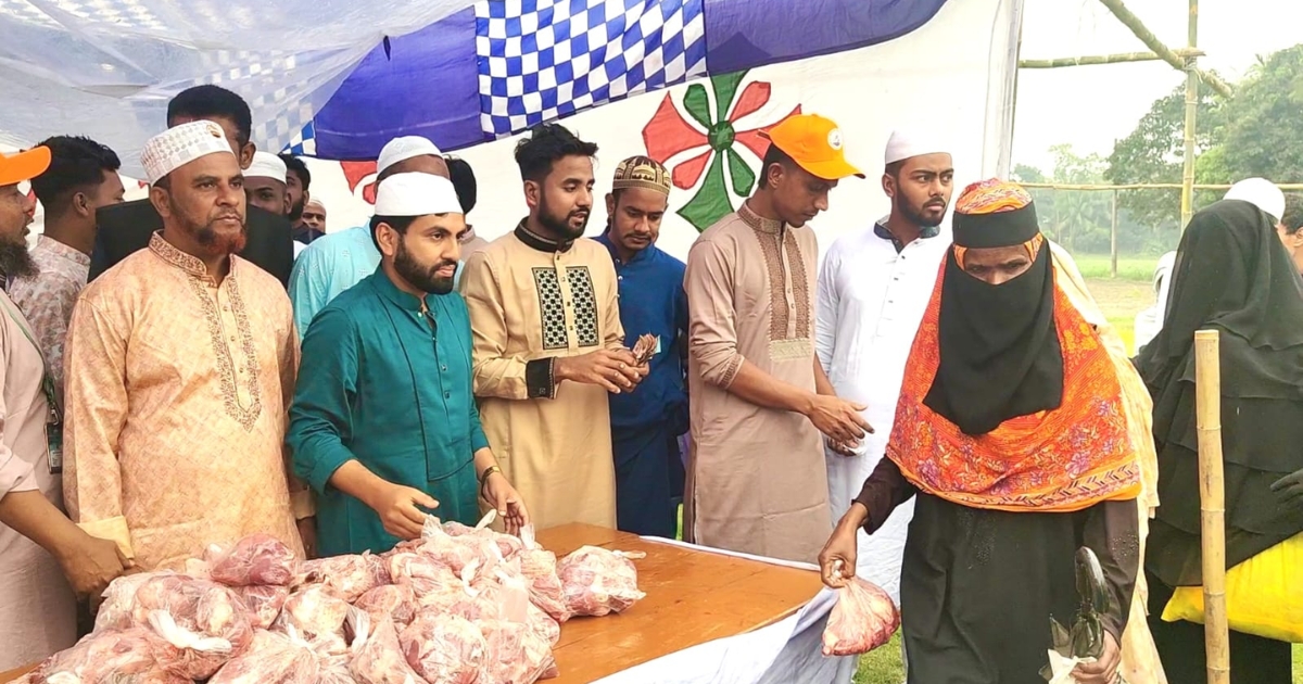 মুন্সিগঞ্জে ১০ টাকায় কেজি গরুর মাংস, ঈদের হাসি অসহায় মানুষের মুখে