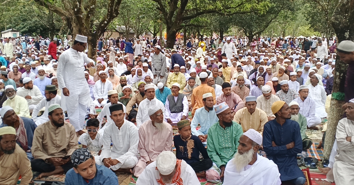 নীলফামারীর সর্ববৃহৎ শব্দিগঞ্জ ঈদগাহ ময়দানে ঈদের নামাজ অনুষ্ঠিত