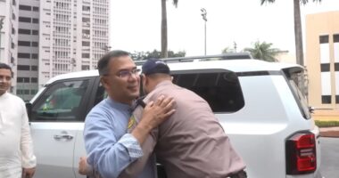 রাজপথে এক পুলিশ সদস্যকে বুক জড়িয়ে এক অনন্য দৃষ্টান্ত স্থাপন করলেন প্রধানমন্ত্রী