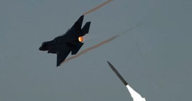 মার্কিন অত্যাধুনিক এফ-১৫ই স্ট্রাইক ঈগল যুদ্ধবিমানে ক্ষেপণাস্ত্র হামলা ইরানের