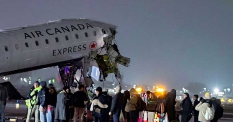 নিউ ইয়র্কের রানওয়েতে আছড়ে পড়লো যাত্রীবাহী উড়োজাহাজ