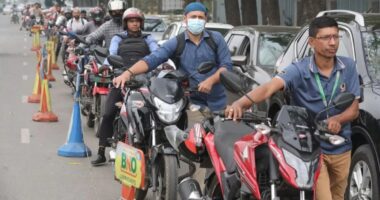 পাম্পে তেল নিতে বিজয় সরণির লাইন গিয়ে ঠেকেছে মহাখালী