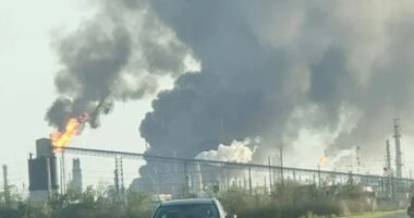 যুক্তরাষ্ট্রে তেল শোধনাগারে বিশাল বিস্ফোরণ