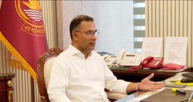 ঈদের ছুটি শেষে সচিবালয়ে কর্মব্যস্ত প্রধানমন্ত্রী