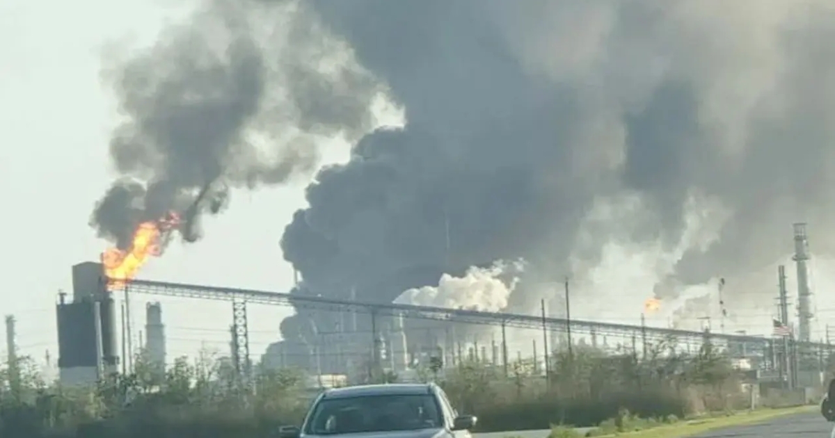 যুক্তরাষ্ট্রে তেল শোধনাগারে বিশাল বিস্ফোরণ