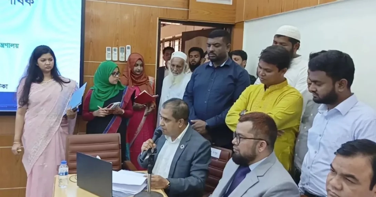 দুই মিনিটের বক্তব্যে মন্ত্রীকে অর্ধশতাধিক বার ‘স্যার’ সম্বোধন ডিসির, ভিডিও ভাইরাল