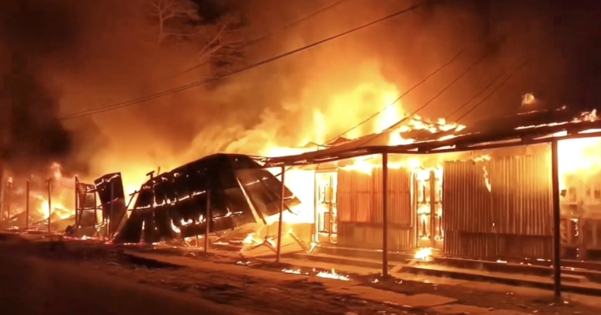 সুবর্ণচরে ভয়াবহ অগ্নিকাণ্ডে ২৪ দোকান পুড়ে ছাই