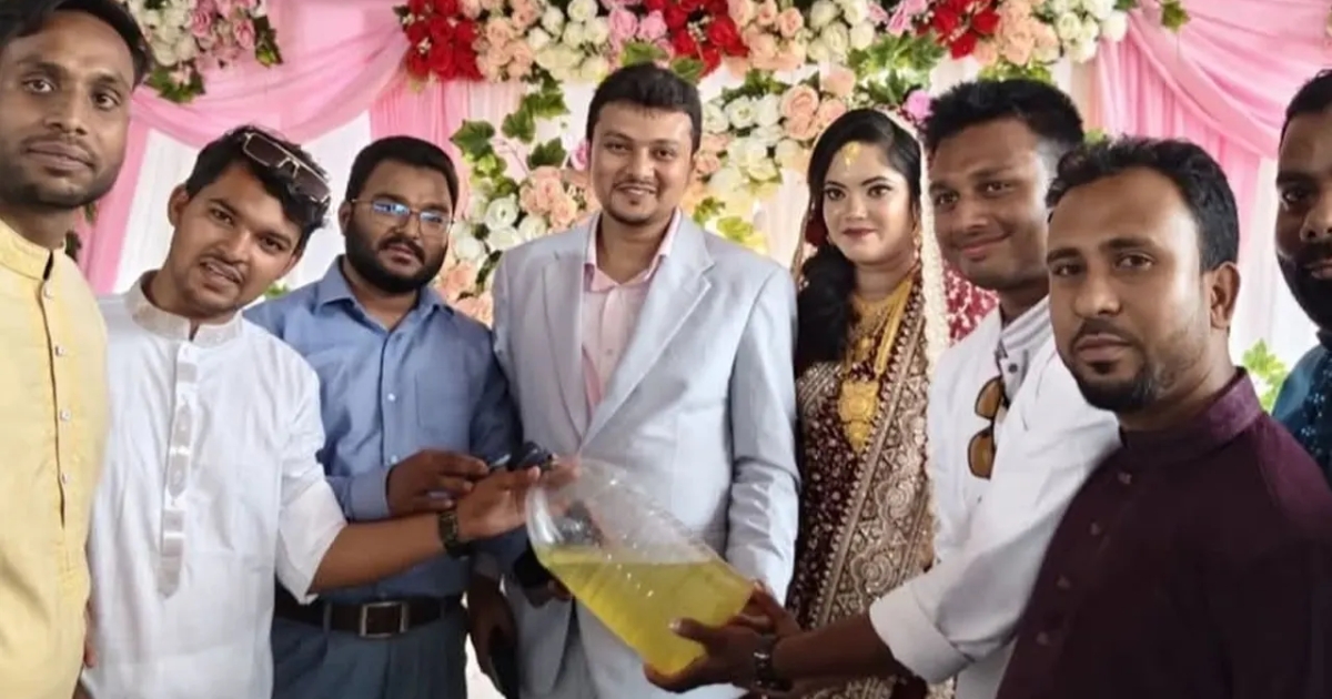 দুমকীতে গণঅধিকার পরিষদের কেন্দ্রীয় নেতার বিয়েতে ডিজেল উপহার