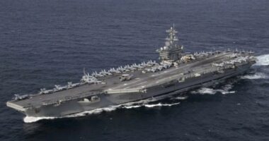 মার্কিন রণতরী আব্রাহাম লিংকনে ১০০ ক্ষেপণাস্ত্র হামলা ইরানের