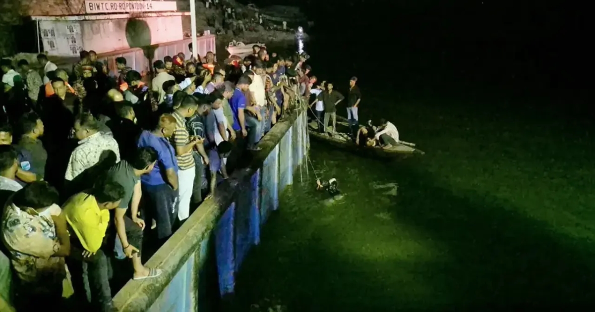 ডুবে যাওয়া বাস থেকে উদ্ধার দুই নারীর হাসপাতালে মৃত্যু