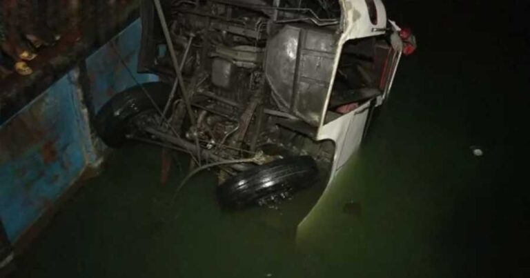 টেনে তোলা হচ্ছে পদ্মায় ডুবে যাওয়া বাসটি, প্রস্তুত ৩ অ্যাম্বুলেন্স