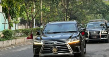 দায়িত্ব গ্রহণের পর প্রথমবারের মতো আজই প্রধানমন্ত্রীর গাড়ির স্ট্যান্ডে জাতীয় পতাকা সংযুক্ত