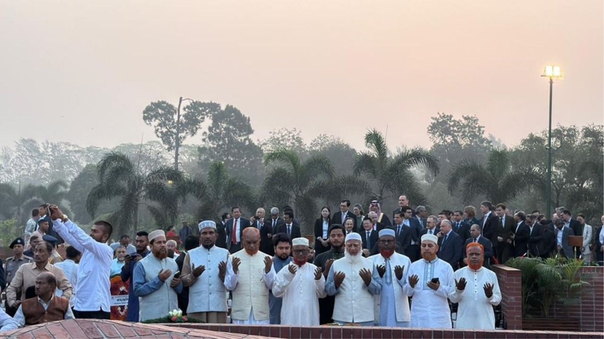 স্বাধীনতা দিবসে স্মৃতিসৌধে বিরোধীদলীয় নেতা শফিকুর রহমানের শ্রদ্ধা