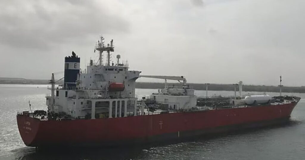 চলমান সংকটের মধ্যে আশার আলো, ৩০ হাজার টন তেল নিয়ে দেশে এলো আরো এক জাহাজ