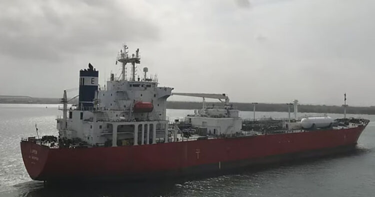 চলমান সংকটের মধ্যে আশার আলো, ৩০ হাজার টন তেল নিয়ে দেশে এলো আরো এক জাহাজ