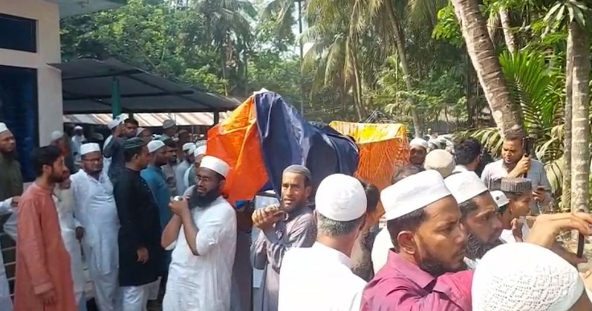 কুমিল্লায় সড়ক দুর্ঘটনায় নিহত একই পরিবারের ৪ জনের দাফন সম্পন্ন