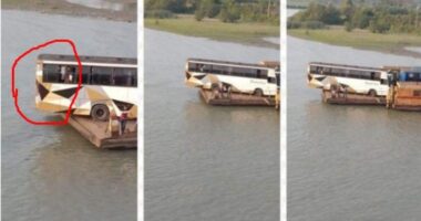 যাত্রীসহ বাসের এক তৃতীয়াংশ ফেরির বাইরে, ভেতরে যাত্রী, আরেক ফেরিঘাটের ছবি ভাইরাল
