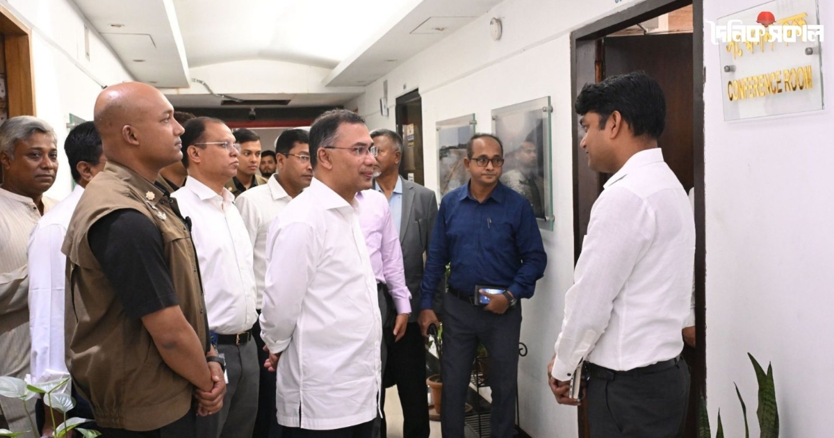 সাতসকালে সচিবালয়ে বিভিন্ন দফতরে আকস্মিক পরিদর্শনে প্রধানমন্ত্রী