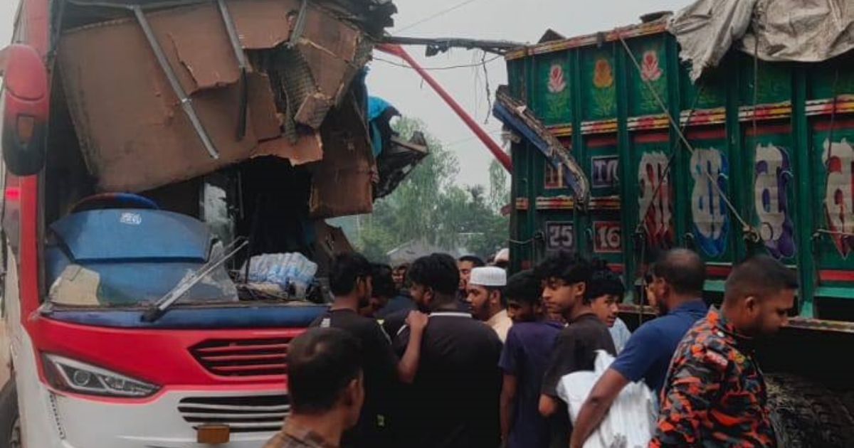 বিরামপুরে দাঁড়িয়ে থাকা ট্রাকে স্লিপার বাসের ধাক্কা, নিহত ২