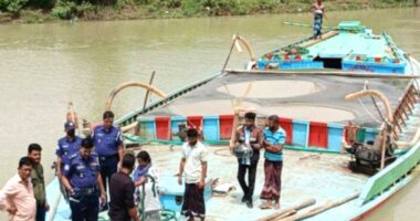 নেত্রকোনায় নদী থেকে অবৈধভাবে বালু উত্তোলন ; ভ্রাম্যমান আদালতের অভিযানে আটক-৫, বালু বোঝাই বাল্কহেড জব্দ