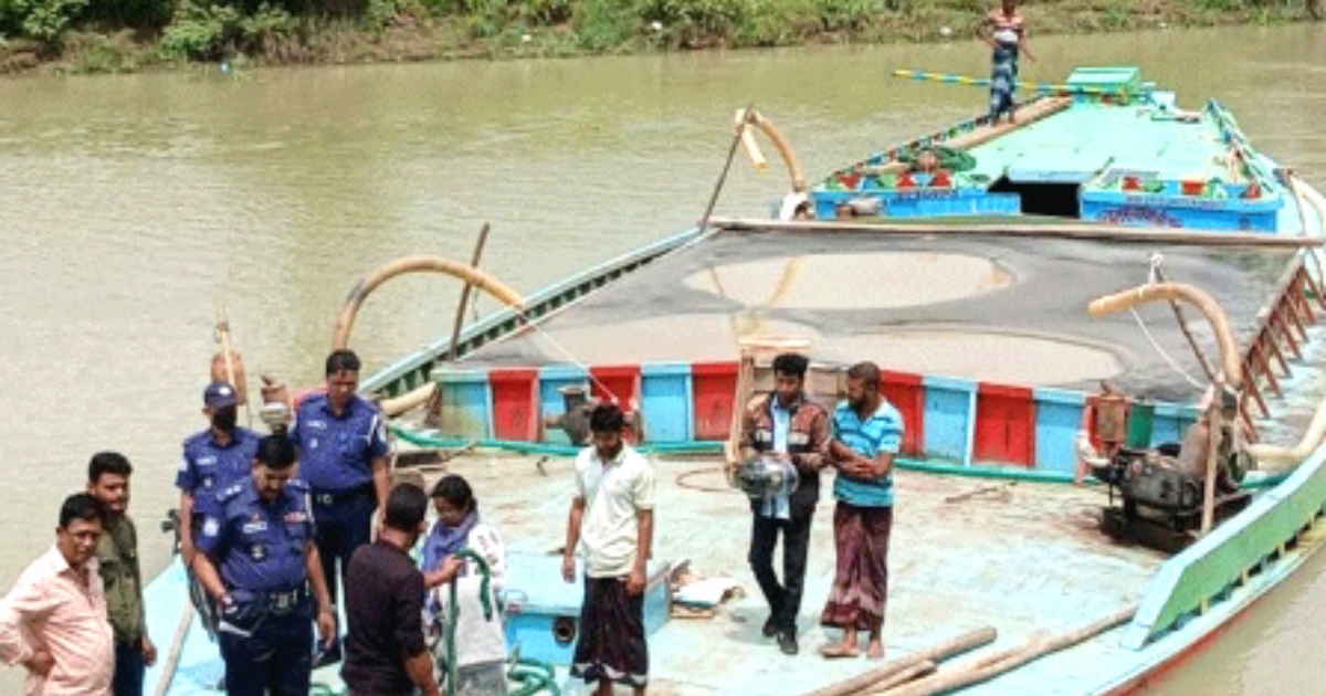 নেত্রকোনায় নদী থেকে অবৈধভাবে বালু উত্তোলন ; ভ্রাম্যমান আদালতের অভিযানে আটক-৫, বালু বোঝাই বাল্কহেড জব্দ