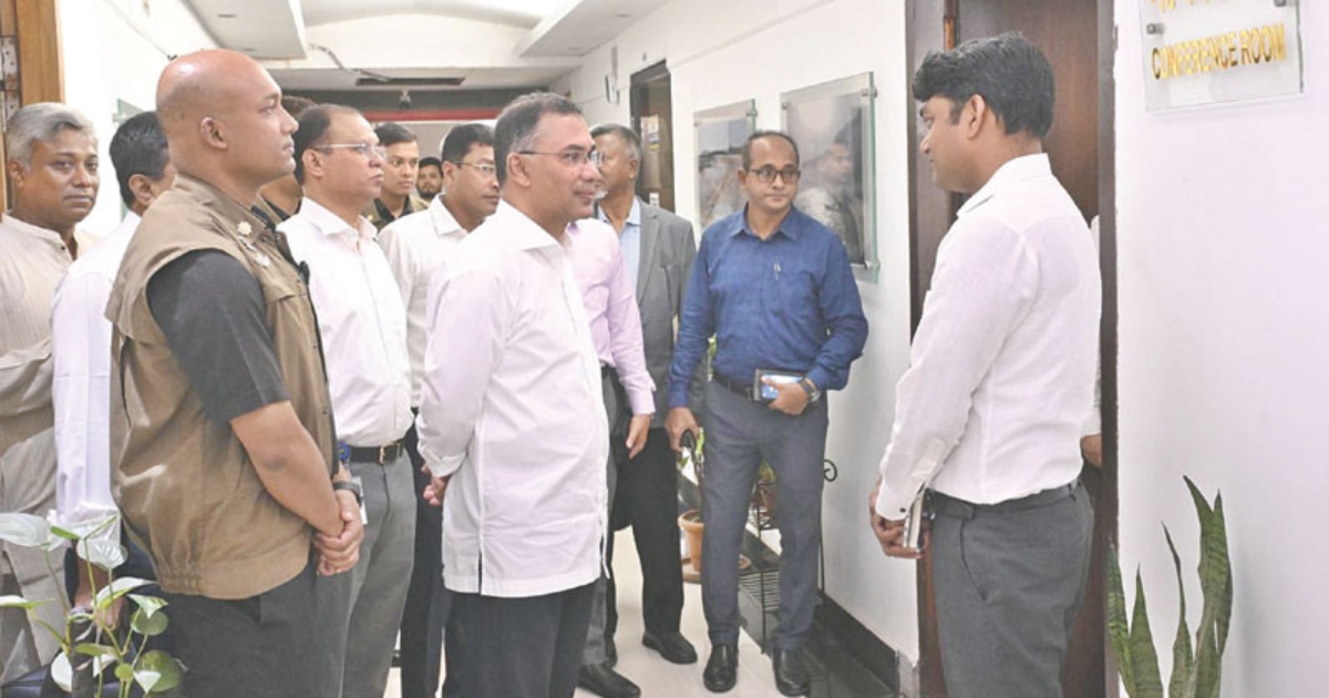 সচিবালয়ে আকস্মিক বিভিন্ন মন্ত্রণালয় পরিদর্শনে প্রধানমন্ত্রী