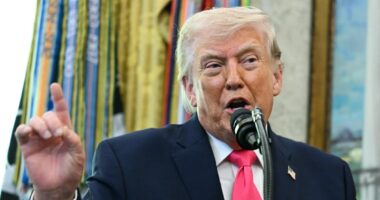 পরমাণু অস্ত্র না ছাড়লে ইরান নামে কোনো দেশ থাকবে না : ট্রাম্পের হুঁশিয়ারি