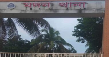 বিএনপি নেতাকে পানিতে চুবালেন আ.লীগ কর্মী