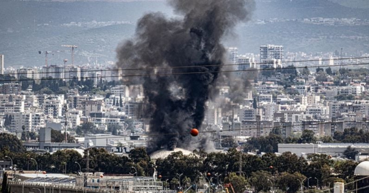 ইরান একঝাঁক ক্ষেপণাস্ত্র ছোড়ার পর ইসরায়েলের তেল শোধনাগারে আগুন