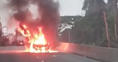 টঙ্গীতে চলন্ত প্রাইভেটকারে আগুন, অল্পের জন্য রক্ষা পেলেন যাত্রীরা