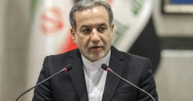 মার্কিন বাহিনীকে সরানোর এটাই সময়, সৌদিকে ইরানি পররাষ্ট্রমন্ত্রী