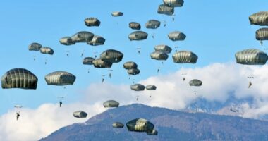 মধ্যপ্রাচ্যে পৌঁছাতে শুরু করেছে হাজার হাজার মার্কিন প্যারাট্রুপার