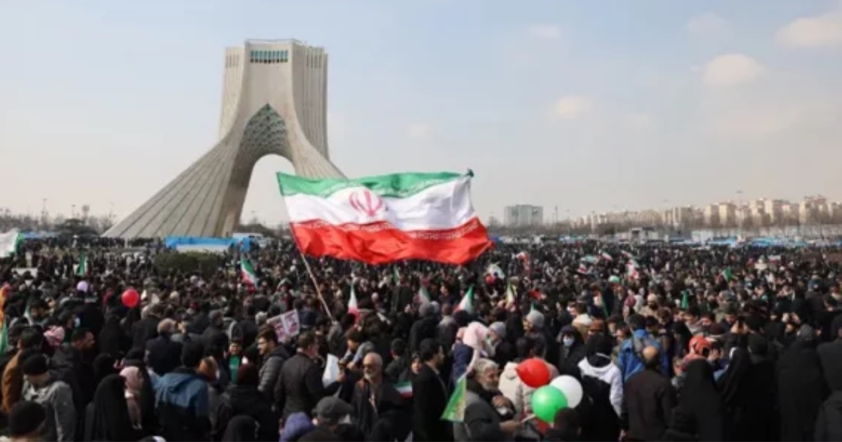 সরকার এবং সেনাবাহিনীর প্রতি সমর্থন জানাতে রাজপথে নেমে এসেছেন ইরানিরা