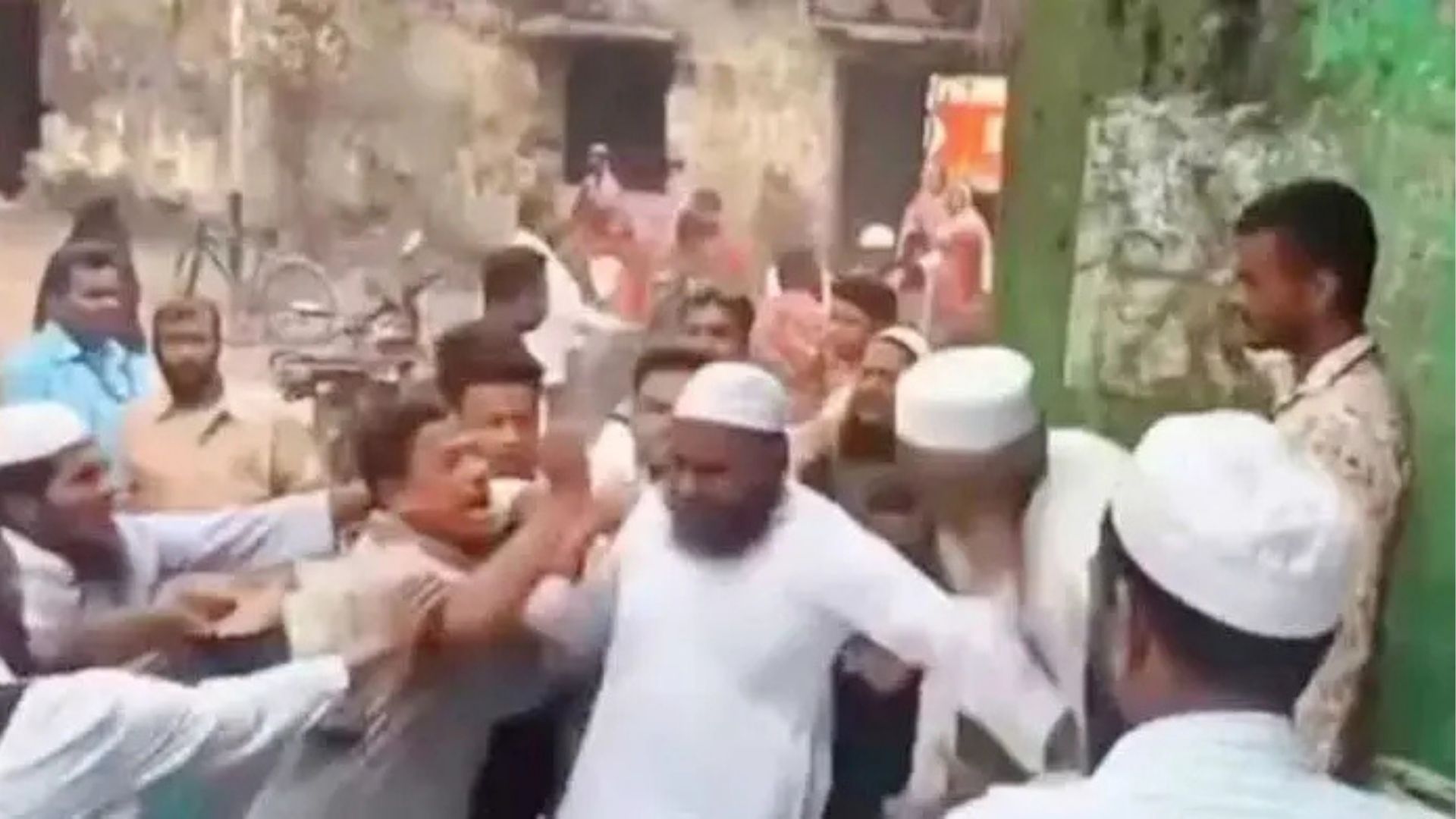 চাল আত্মসাতের অভিযোগ তুলে ইউপি চেয়ারম্যানকে মারধর বিএনপি নেতাকর্মীদের