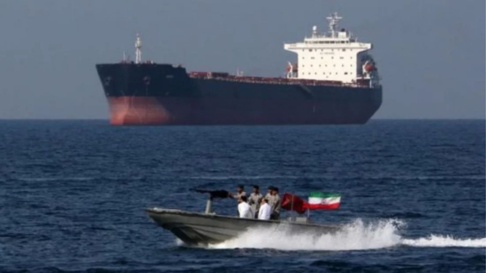 হরমুজ প্রণালী দিয়ে যেকোনো জাহাজ অতিক্রম করলে হামলার হুঁশিয়ারি আইআরজিসির