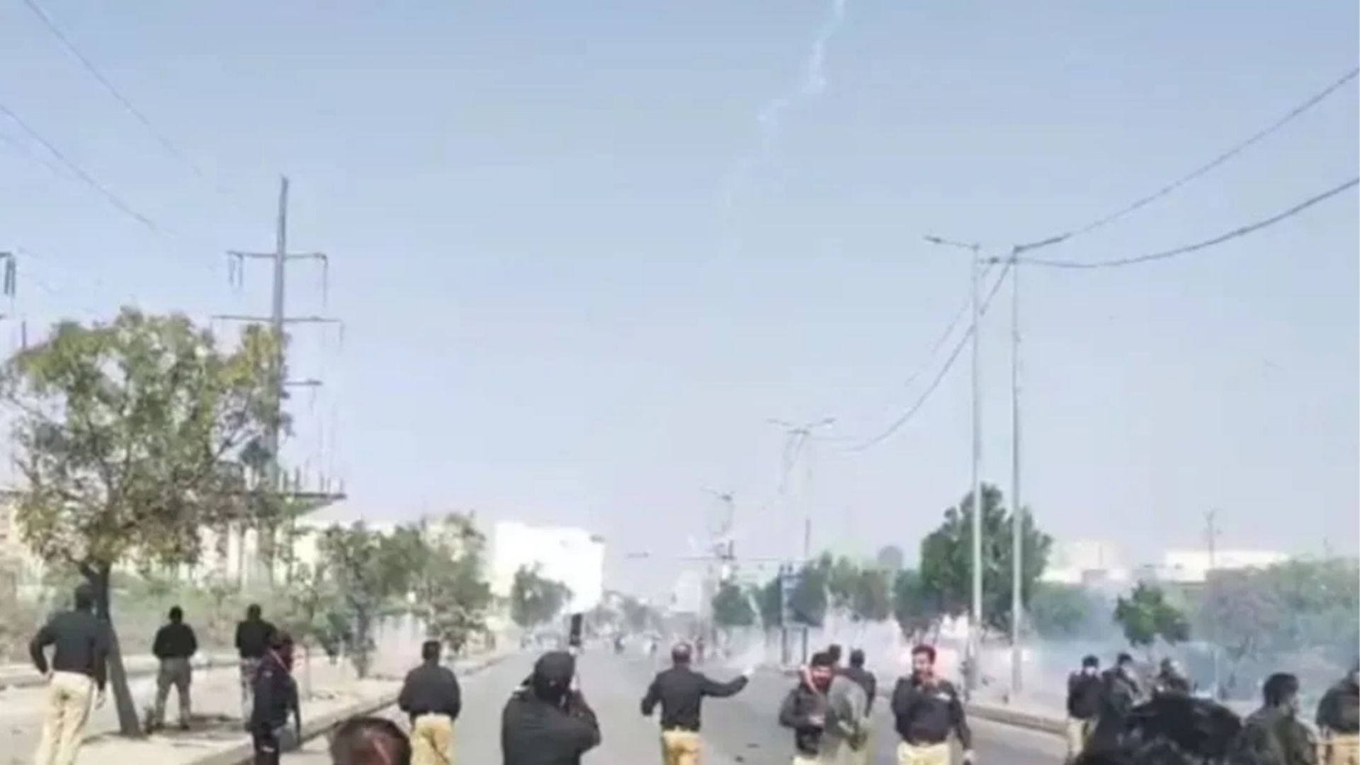 করাচি কনস্যুলেটে পাকিস্তানিদের ওপর গুলি চালিয়েছে মার্কিন সেনারা