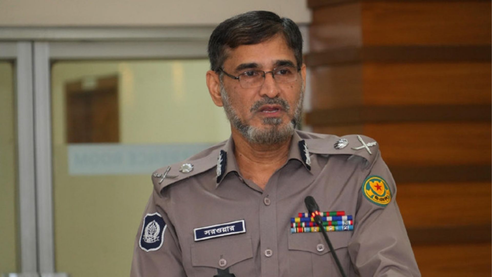 অপরিচিতদের সন্দেহজনক আনাগোনা দেখলে সতর্ক হোন: ডিএমপি কমিশনার