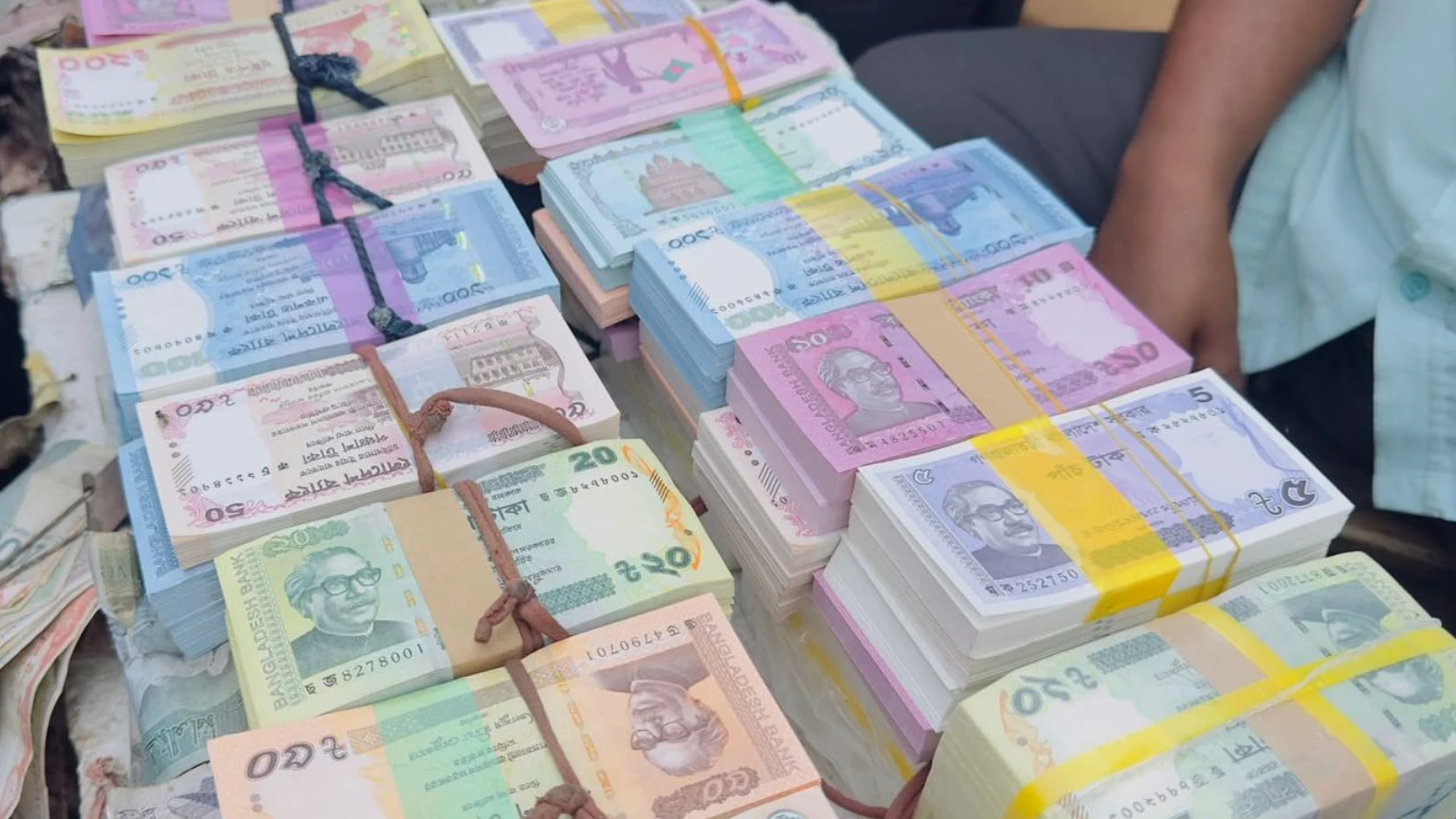 ব্যাংকে নেই নতুন নোট, গুলিস্তানে টাকার পাহাড়—কার হাতে এই বাজার?